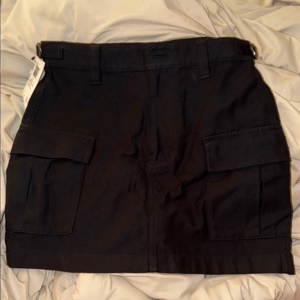 Aritzia TNA Black Cargo Mini Skirt Size 4 NWT